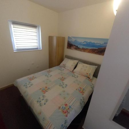 Studio Apartman Sutic Kaštel Novi Buitenkant foto