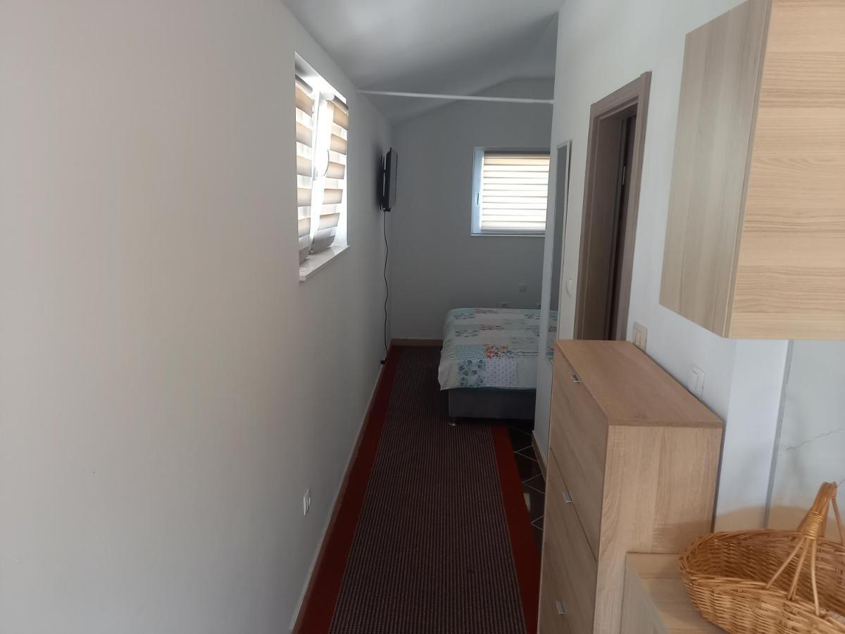 Studio Apartman Sutic Kaštel Novi Buitenkant foto