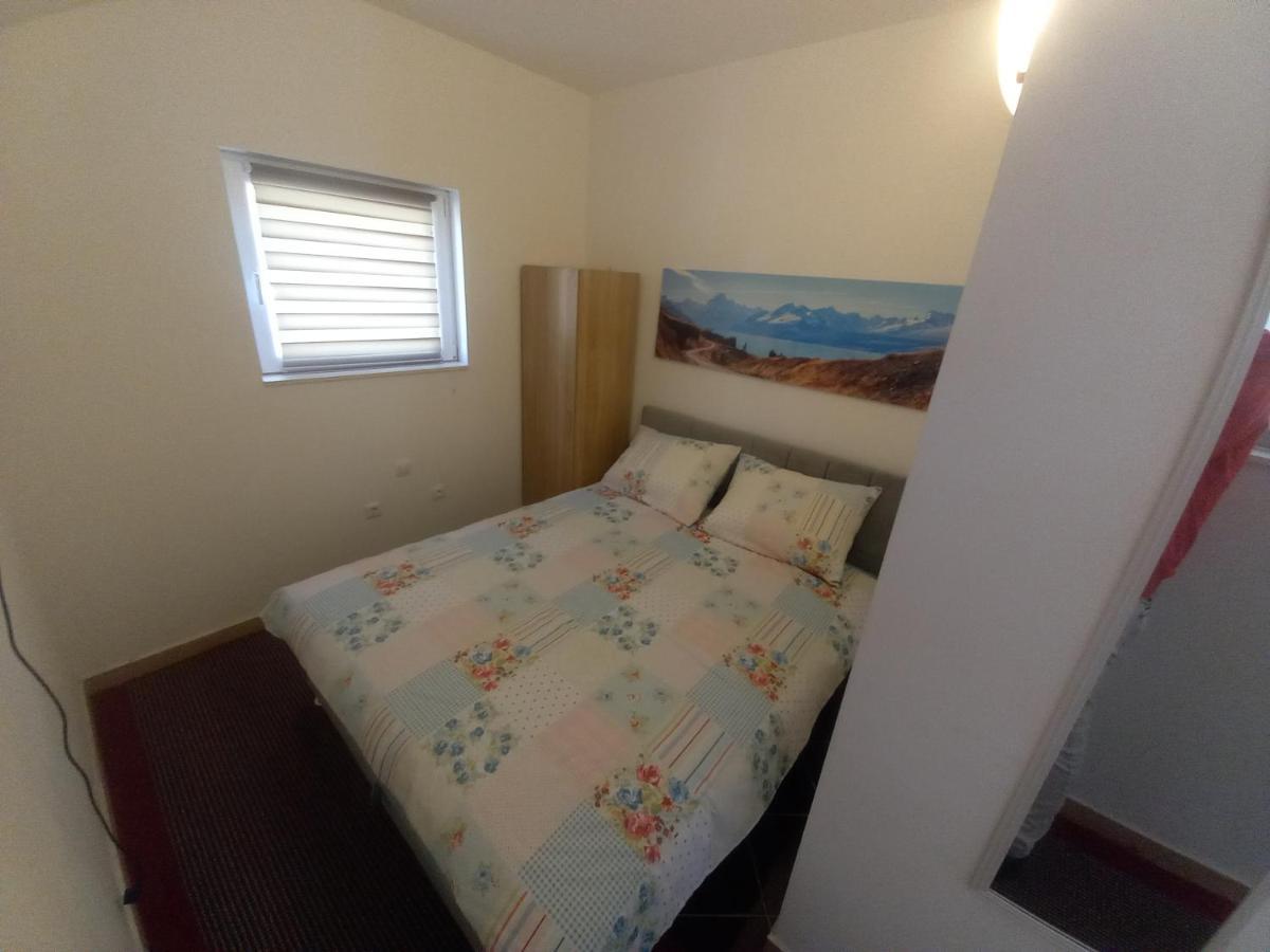 Studio Apartman Sutic Kaštel Novi Buitenkant foto